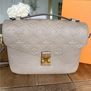 Louis Vuitton Pochette Métis Monogram color turtledove